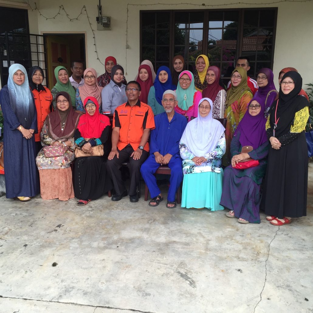 Bergambar kenang-kenangan bersama barisan Jawatankuasa PACSU Cawangan Pahang dan rombongan