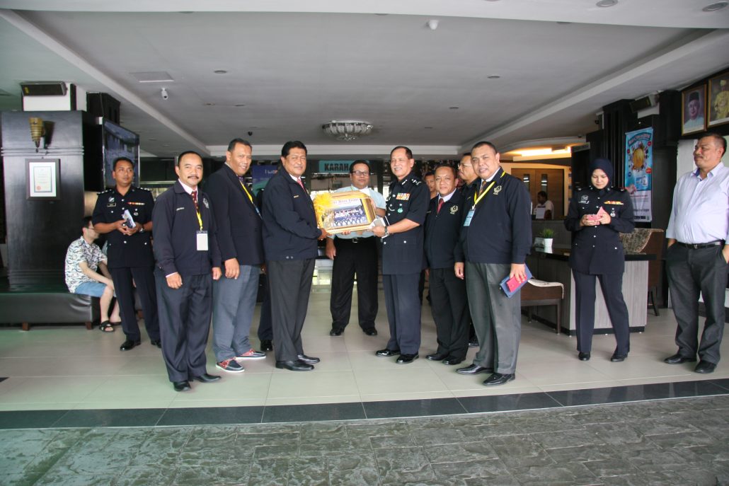 Penyerahan Gambar Kenang-Kenangan